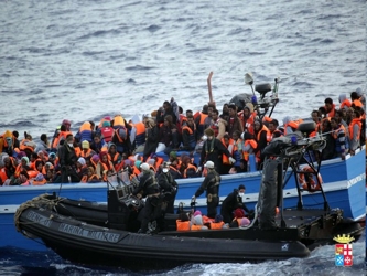 La guardia costera italiana llevó casi 1,000 migrantes a puertos del sur del país...
