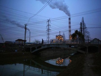 El consumo anual de carbón de China, de alrededor de 3.700 millones de toneladas, representa...
