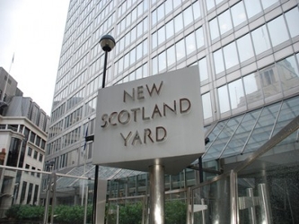 Scotland Yard redactó entonces cartas dirigidas a los padres de siete chicas del instituto,...