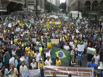 Las marchas suceden en un momento en el que la popularidad de Rousseff se ha derrumbado hasta casi...