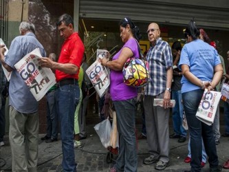 La convocatoria a firmar se abrió ayer cuando Maduro estampó en la plaza...