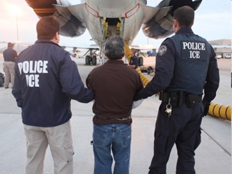 La cifra de deportados de México, por vía terrestre es de unos 8,000, mientras que de...