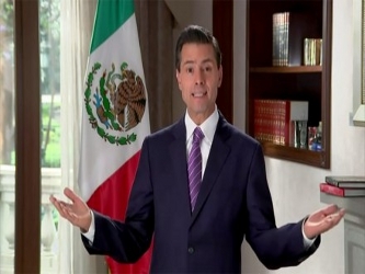 Peña Nieto recibió de manos de González Pérez el documento del informe...