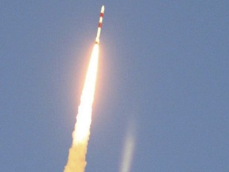 El cohete con el satélite despegó a primera hora de la tarde desde Sriharikota, base...