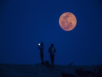 En la región centro-norte de Estados Unidos, la Luna estará a punto de ponerse y el...