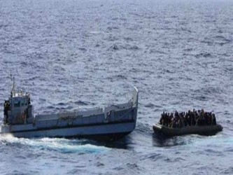 Las primeras llamadas de socorro se recibieron de tres barcos ante la costa de Libia, según...