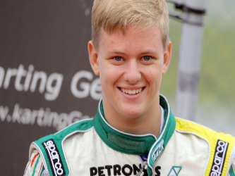 Mick Schumacher salió al circuito con el número 25, tras posar ante decenas de...