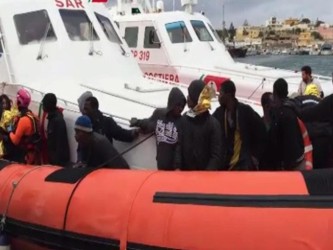 Los servicios de rescate fueron alertados sobre el naufragio de una embarcación a unas 80...