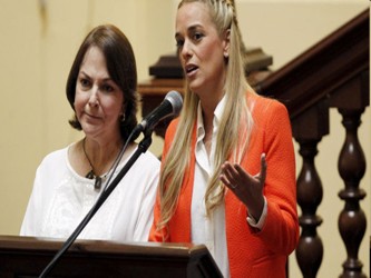 Lilian Tintori y Mitzy Capriles, esposas de López y Ledezma, respectivamente, conversaron...