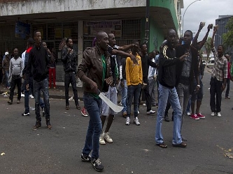 El Gobierno de Maputo ha cerrado parte de su frontera con Sudáfrica para evitar más...