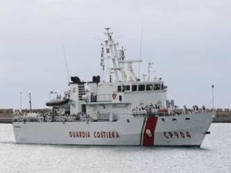 Al menos 28 personas fueron rescatadas en un zona cercana a aguas libias, a 120 millas al sur de la...
