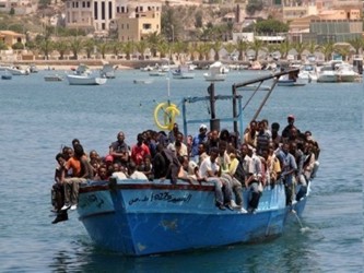 Ayer una embarcación precaria con al menos 700 inmigrantes a bordo naufragó en pleno...