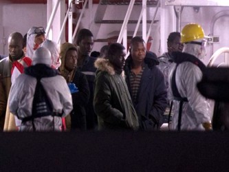Los sobrevivientes dijeron que había 850 pasajeros a bordo del buque pesquero, dijo el...