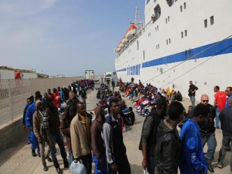 Los inmigrantes, todos a salvo, están siendo trasladados hacia el puerto de Pozzallo, en...