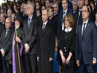 Antes de la ceremonia oficial en el complejo situado en una colina a las afueras de Ereván,...