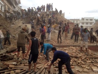 Un poderoso terremoto sacudió el sábado Nepal y provocó temblores en el norte...