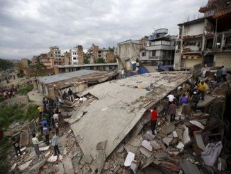 El terremoto magnitud 7,9 sacudió la capital el sábado al mediodía en la...