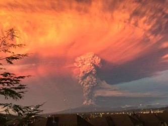 En los cuatro días de erupción, el volcán -ubicado a unos 900...