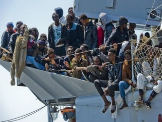 Una de las embarcaciones, en la que viajan 150 hombres, 200 mujeres y 100 niños en...