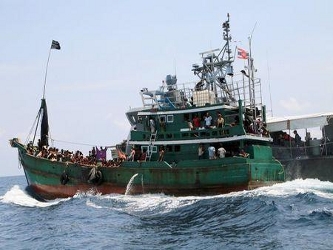 La mitad de ellos han estado varados en al menos cinco embarcaciones cerca de la costa de Myanmar y...