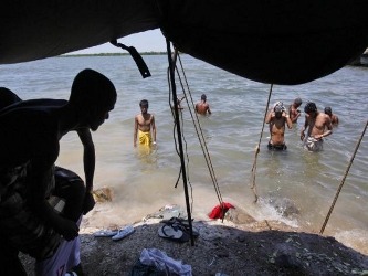Otros 272 migrantes llegaron en ocho botes pesqueros indonesios el miércoles por la...