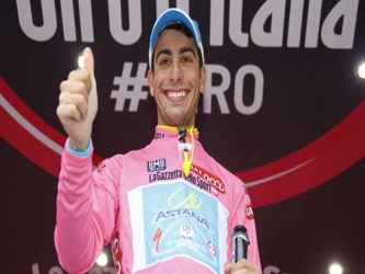 La camiseta de líder ahora la luce el italiano Fabio Aru (Astana) y Contador se encuentra a...
