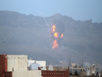 Una alianza árabe ha estado bombardeando al grupo dominante en Yemen, la milicia houthi...