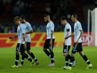 Argentina y Paraguay arrancaron con un punto en un grupo que lidera Uruguay por la victoria con...