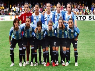 Argentina reaccionó de inmediato y comenzó a inquietar a la selección local en...