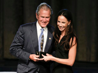 Bush y otros dos hombres fueron reconocidos en los 74tos Premios Anuales del Padre del Año...