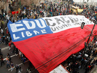 Los maestros, aglutinados en el Colegio de Profesores de Chile, llevan más de cuatro semanas...