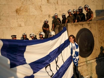 Los griegos afrontan ahora una campaña por el referendo en momentos en que la...