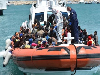 ACNUR explicó que una tercera parte de los hombres, mujeres y niños que desembarcaron...