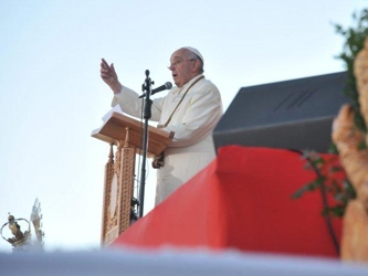Es la segunda vez durante su viaje a Sudamérica en la que Francisco, el primer Papa de la...