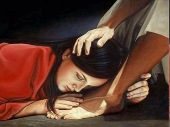 Jesús no echa en cara a la mujer su vida ni su pecado, sino que la conduce de la mano...