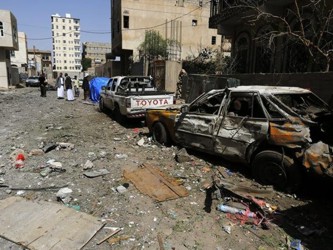 Después de las explosiones, los combatientes del grupo yihadista Estado Islámico (EI)...