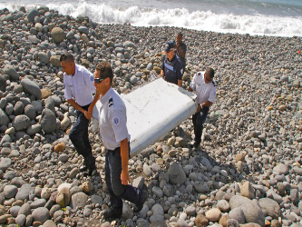 El pedazo del avión fue encontrado el miércoles en las costas de Reunión, una...