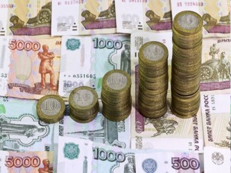 La moneda rusa superó los 63 rublos frente al dólar y los 68,6 frente al euro, su...