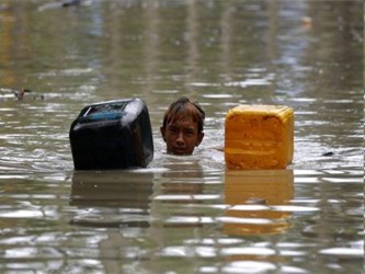 Al menos 330,000 personas se han visto damnificadas por las inundaciones que padecen 12 de las 14...