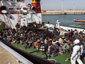 Los inmigrantes rescatados viajaban a bordo de cuatro lanchas neumáticas y tres barcazas.