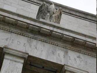 El sondeo dio una probabilidad mediana de 55 por ciento de que el banco central estadounidense...