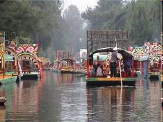 Xochimilco está dentro de la ciudad, pero sus extensos canales, sus frondosos árboles...