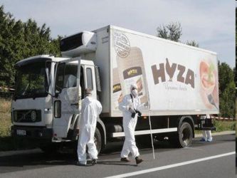 El camión refrigerador abandonado fue descubierto por una patrulla motorizada austriaca...