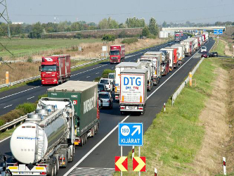 La empresa húngara de tránsito Utinform informó del atasco en el paso...
