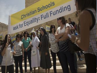 Las escuelas cristianas demandan en su conjunto unos 200 millones de shékels (46 millones de...