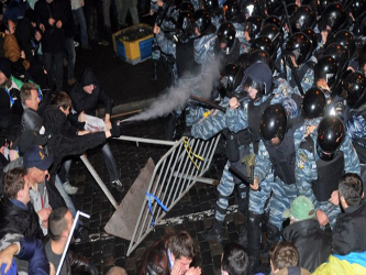 Los manifestantes nacionalistas se enfrentaron con policías en el exterior del parlamento el...