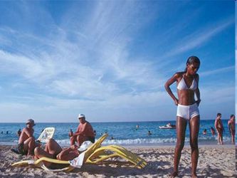 Expertos dicen que muchos de los cubanos que se pueden permitir estancias en la playa y en hoteles...