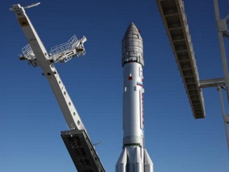 China lanzó hoy al espacio un nuevo modelo de cohete que transportaba veinte...