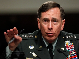 Por primera vez desde su dimisión en noviembre de 2012, Petraeus pidió disculpas...