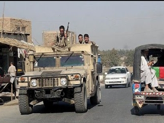 Dos funcionarios de seguridad indicaron que los talibanes, algunos de ellos armados con...
